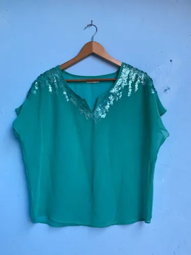 Blusa Feminina com Detalhes de Brilho e Paete, Tam G