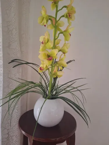 Vaso branco com orquídea de tecido