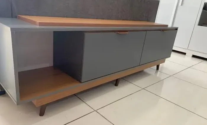 Rack Poliana 100% MDF Tuboarte 2 Portas 1 Nicho e Pés Estilo Retrô