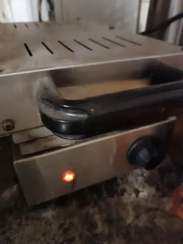 Máquina de Crepe Suíço Pinheiro PK-6PA elétrica, 6 cavidades 90 unidh, 1500 W, bivolt