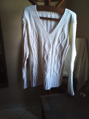 blusa branca de bouclé decote em V