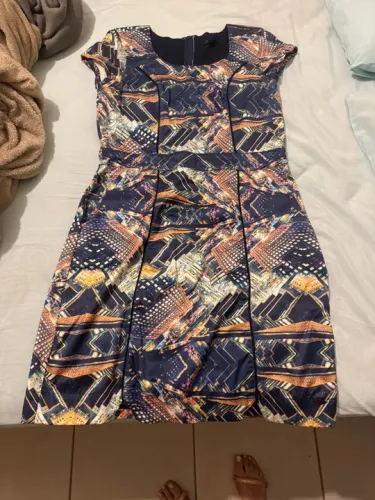 Vestido estampado azul e dourado TAM g.