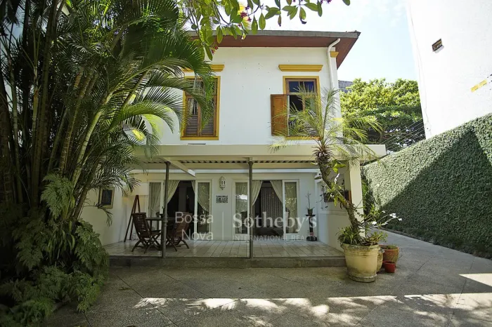 Casa cercada de verde na Gávea