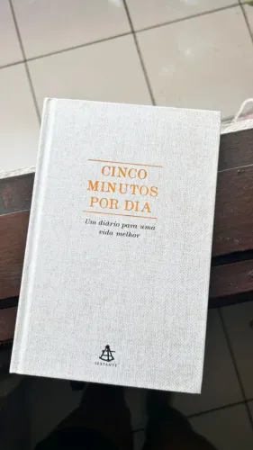 (NOVO. LACRADO) Cinco minutos por dia: Um diário para uma vida melhor (Capa dura) Nunca Us