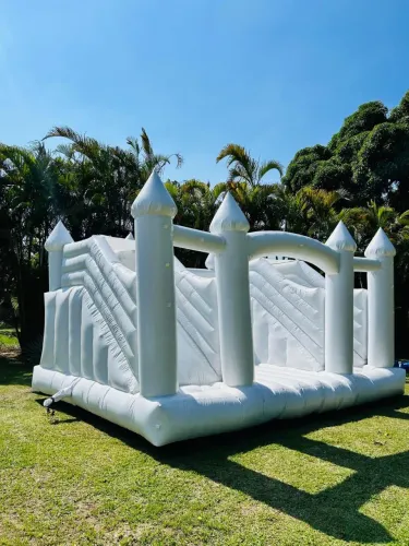 Castelo inflável branco.