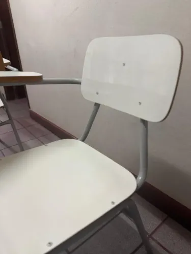  Cadeira com prancheta acoplata