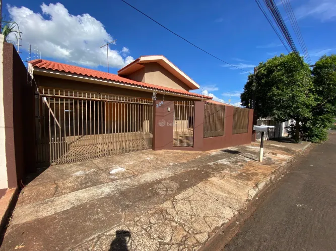 CASA ASSOBRADADA NO JARDIM SANTO ANTÔNIO EM ARAPONGA
