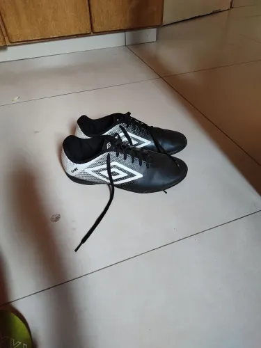 Chuteira umbro seminova