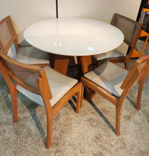 Conjunto Mesa de Jantar Redonda com 4 Cadeiras em madeira