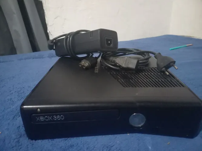 Vendo xbox 360 com tudo menos os controles  ligando perfeitamente 