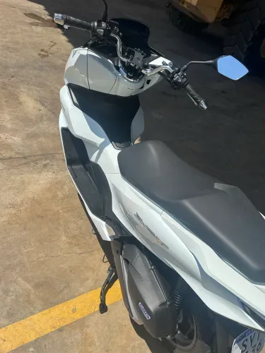 Vendo Honda PCX 160 2024 branca, em perfeito estado, sem nenhum detalhe.