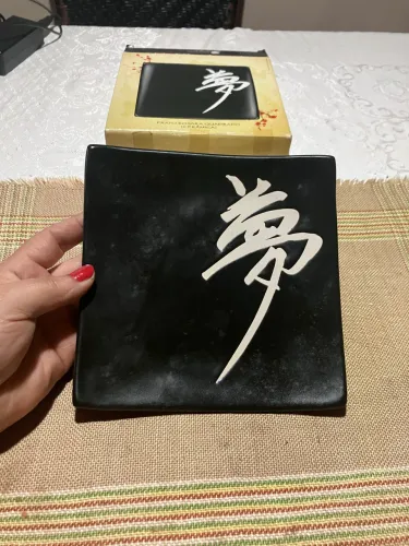 Prato cerâmico com design japonês