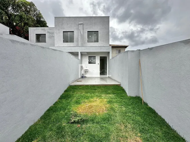Casa Geminada Duplex à Venda no Bairro Jardim Leblon, 2 quartos, 2 Vagas, Quintal