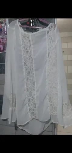 Blusa branca com detalhes em renda