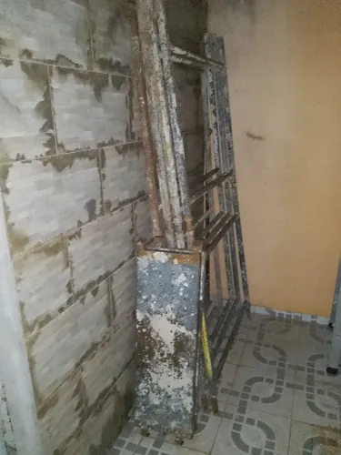 Andaimes , planchas e trava