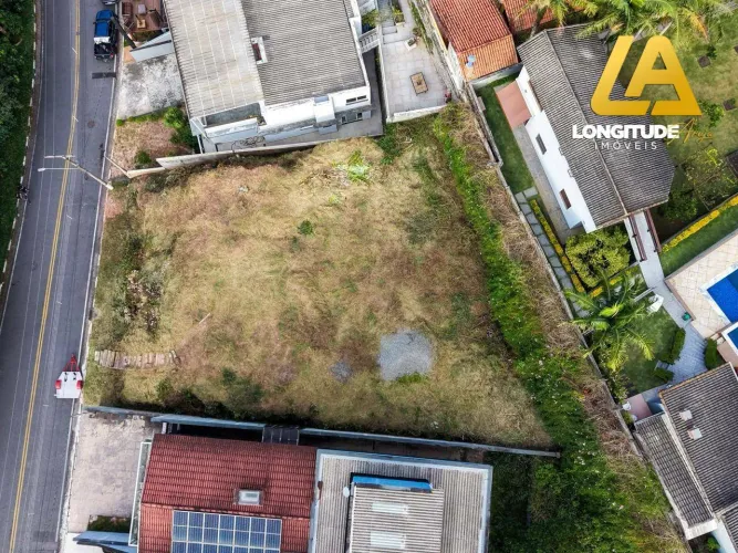 Terreno no Condomínio Arujazinho IV com projeto arquitetônico aprovado
