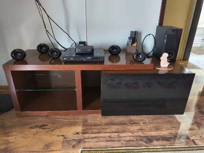 Rack para sala em madeira com vidro.