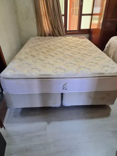 Cama box casal da Casa Barroco, com base bipartida em ótimo estado