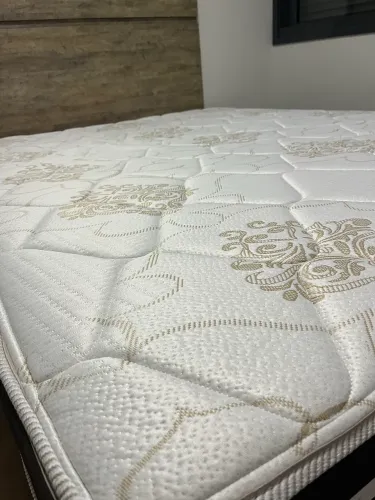 Vendo uma cama box Queen Size com 2 meses de uso