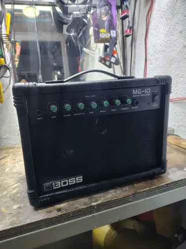 Amplificador de guitarra Boss MG-10