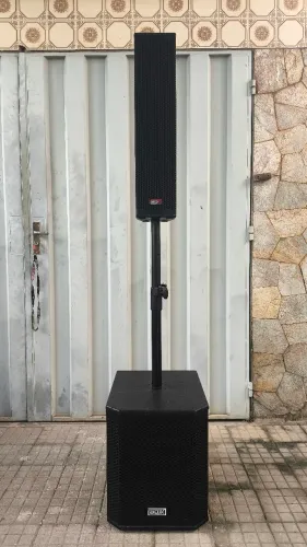 Caixa amplificada tipo torre com subwoofer 