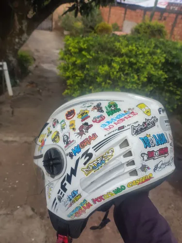 Capacete fw3 aberto com óculos interno.
