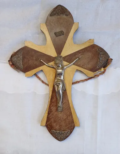 Crucifixo em marchetaria com detalhes em estanho