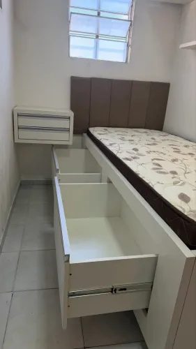 Vende- se cama de solteiro com gavetão e criado mudo