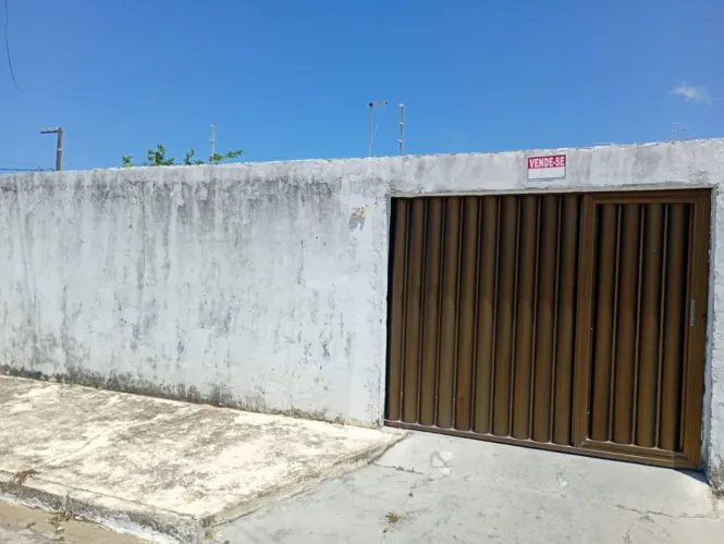 CASA EM RUA PÚBLICA NA ARUANA