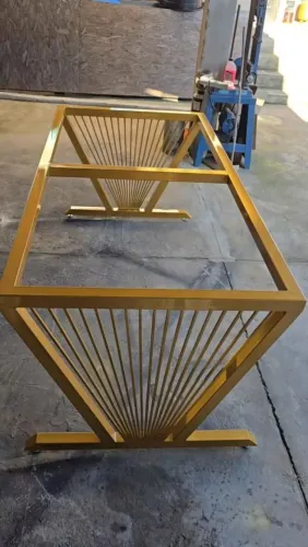 Base de mesa de metal é aqui