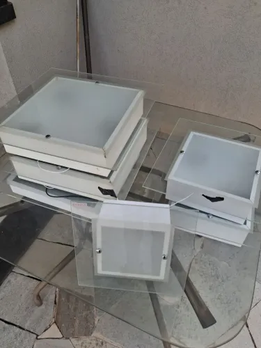 Luminárias de teto e parede.