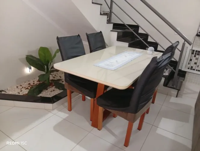 Mesa com 4 cadeiras