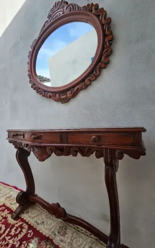 CONJUNTO DE APARADOR COM ESPELHO EM MADEIRA NOBRE.