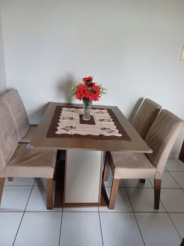 Mesa de jantar sem cadeiras
