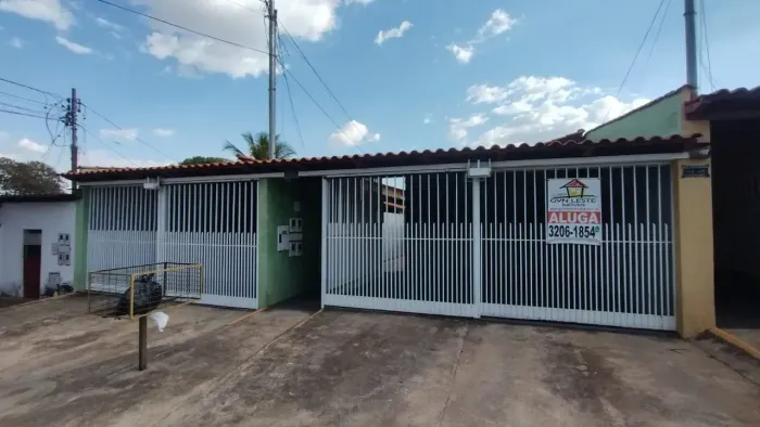 Linda quitinetecom 1 quarto, sala, coz, varanda e garagem. St. Santo Hilário prox. Goinfr