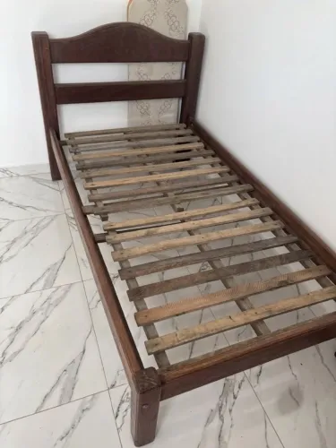 Vendo cama de solteiro de madeira maciça