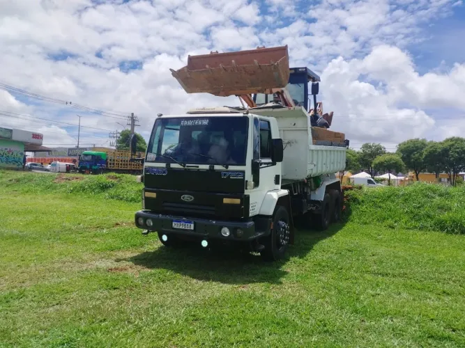 Caminhão trucado/ truck caçamba/ basculante 