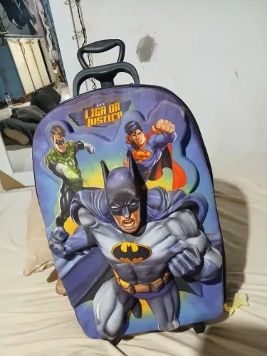 Vendo uma mochila do batima ótima para quem vai viajar com crianças 30 reais com alca e