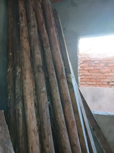 Vende pontaletes e tábuas 25 pontaletes 2.70 altura 300 lote