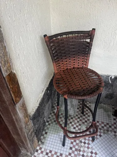 BANQUETA ALTA em fibra sintética