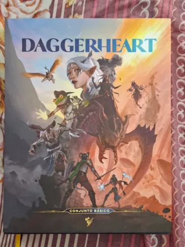 Conjunto Básico de Daggerheart com cartas sleevadas e organizador de cartas.