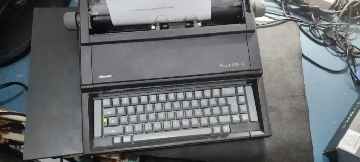 máquina de escrever eletrônica antiga Olivetti Praxis 201-II usada