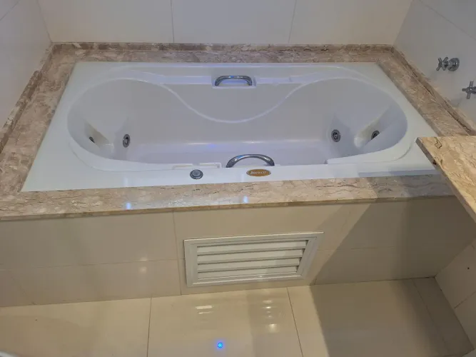 Banheira jacuzzi hidromassagem 