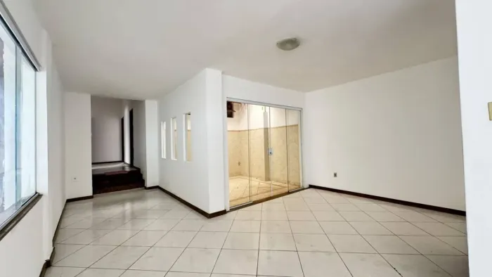 CASA EM RUA PÚBLICA NA COROA DO MEIO