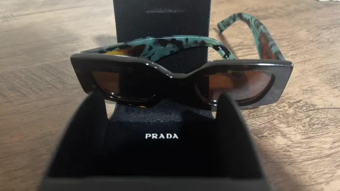 Óculos de Sol Prada Original com case prada - Elegância e Exclusividade