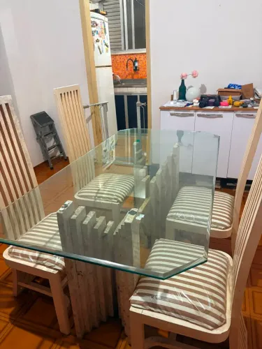 MESA COM 4 CADEIRAS