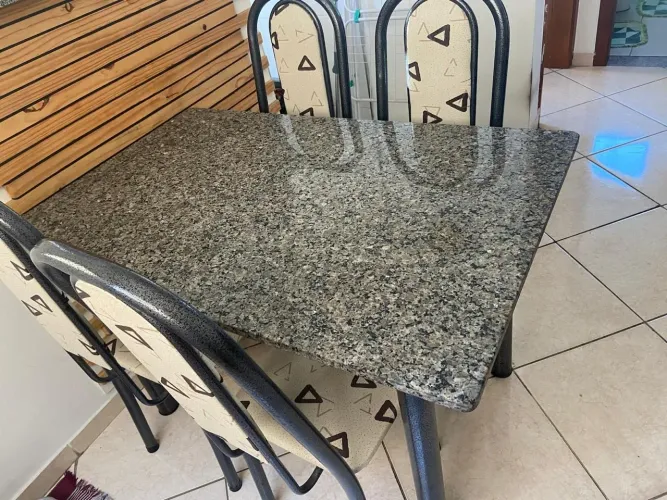 Conjunto Sala de Jantar Mesa Retangular 120x60cm Tampo Granito e 4 cadeiras