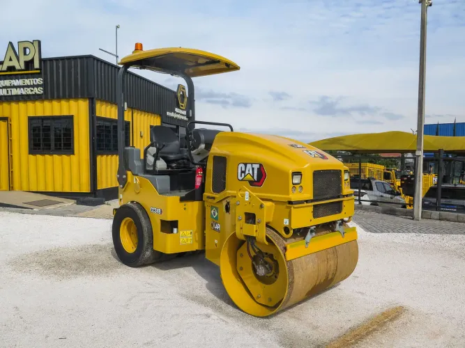 Rolo compactador CATERPILLAR CC34 2019 com 1.500h de operação