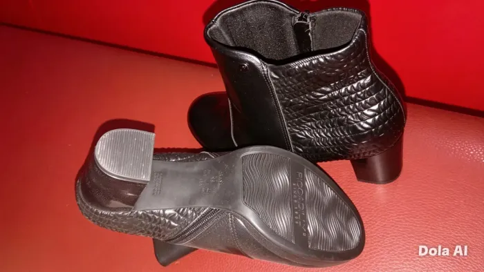 Bota da picadilly, não sei identificar a cor.