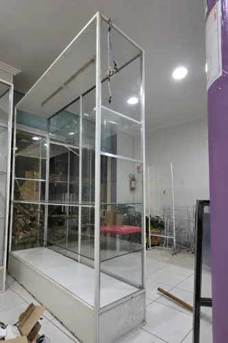 Vitrine Expositora de Vidro e aço para Loja